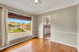 2211 W 102nd St, Unit Front Unit in Inglewood, CA - Foto de edificio - Building Photo