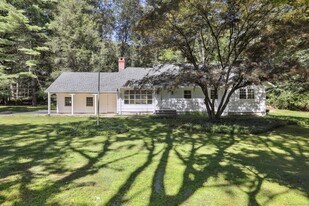 8 Fairview Ln in Wilton, CT - Building Photo