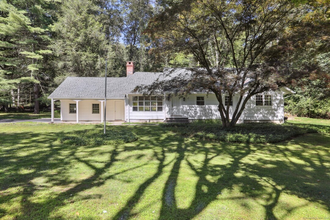 8 Fairview Ln in Wilton, CT - Building Photo