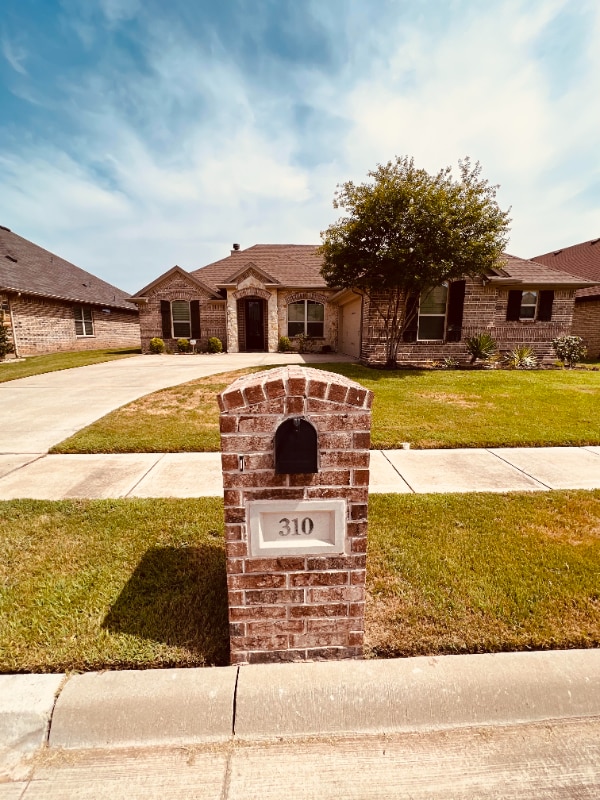 310 Oar Wood Dr in Granbury, TX - Building Photo - Building Photo