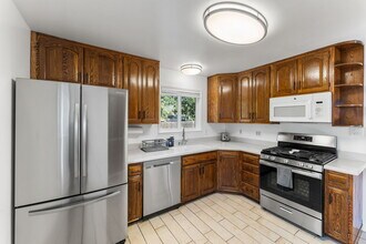 200 Los Ranchitos Rd in San Rafael, CA - Foto de edificio - Building Photo
