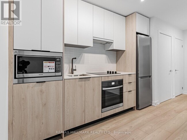 1007 The Queensway in Toronto, ON - Building Photo - Building Photo