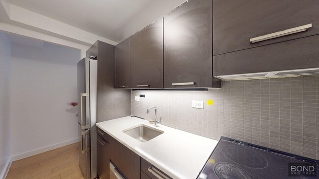 222 E 39th St in New York, NY - Building Photo - Building Photo