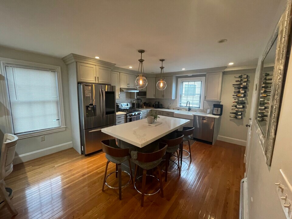 14 Oak St, Unit 2 in Somerville, MA - Foto de edificio