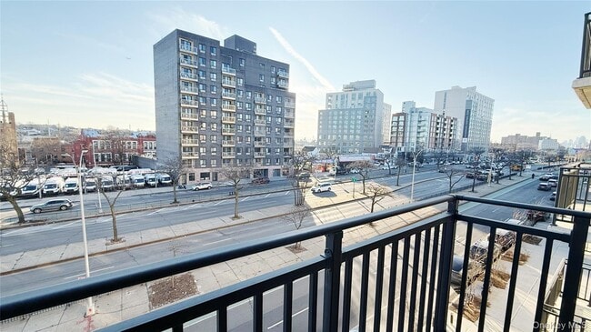 70-40 45th Ave in Queens, NY - Foto de edificio - Building Photo