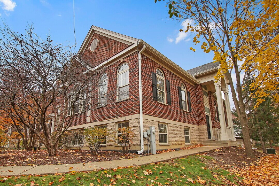 667 Prestwick Ln in Wheeling, IL - Building Photo