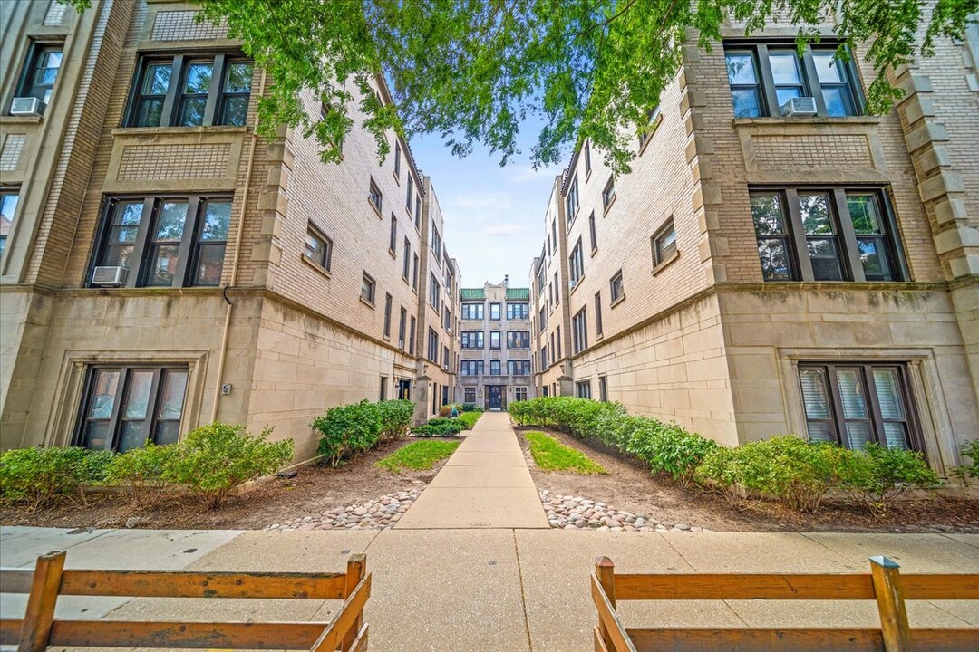 631 W Roscoe St, Unit h2 in Chicago, IL - Foto de edificio