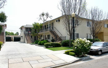 182 W Elmwood Ave in Burbank, CA - Building Photo - Building Photo