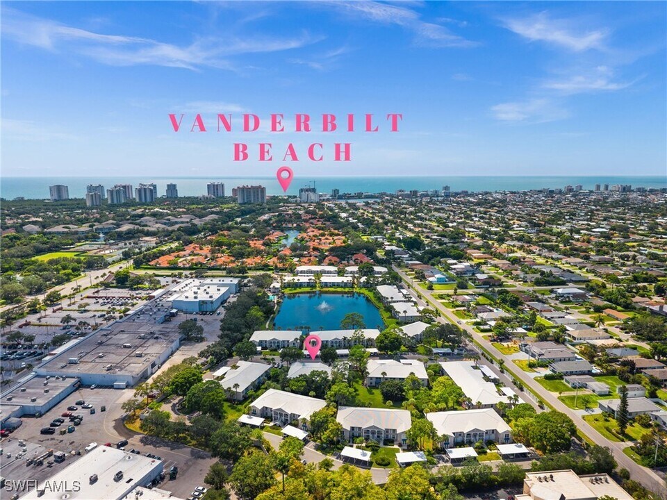 864 Gulf Pavillion Dr in Naples, FL - Building Photo
