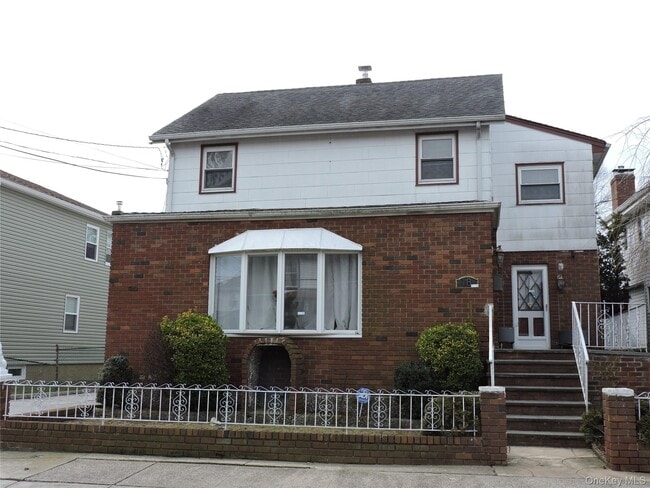 18 Leach St in Lynbrook, NY - Building Photo - Building Photo