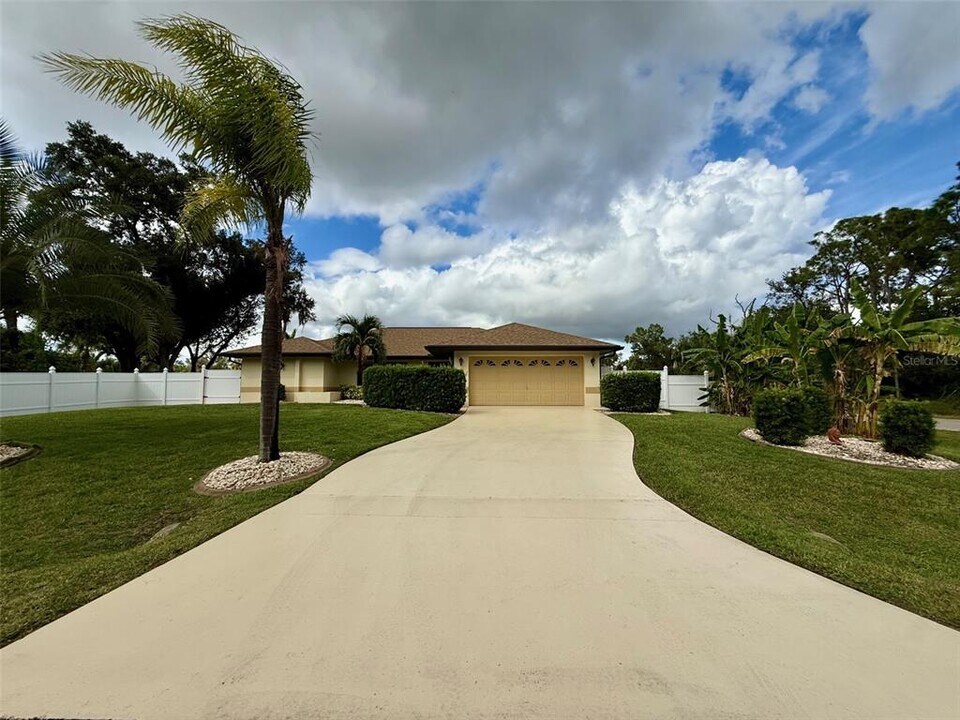 17452 Cox Ave in Port Charlotte, FL - Building Photo