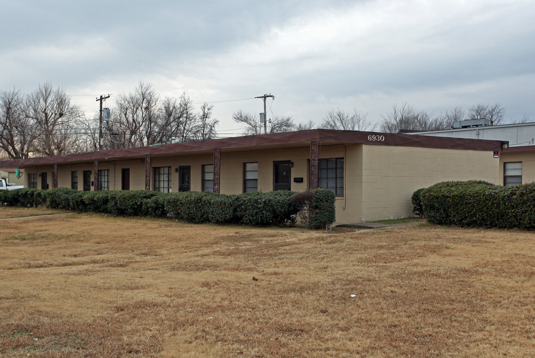 6918-6934 Pine St in Tulsa, OK - Building Photo