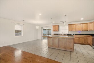 37 Thayer St in Bristol, RI - Building Photo - Building Photo