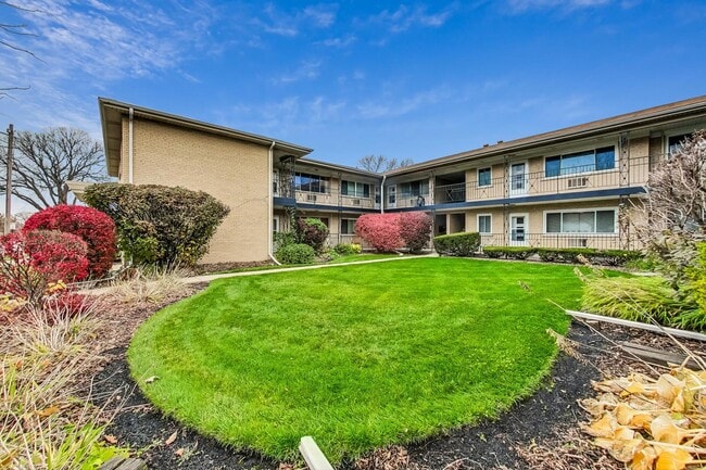 715 Busse Hwy in Park Ridge, IL - Building Photo - Building Photo
