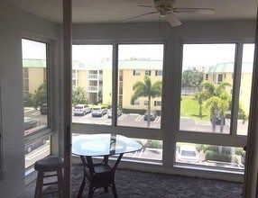 22 Colonial Club Dr-Unit -301 in Boynton Beach, FL - Foto de edificio - Building Photo