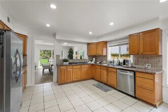 18760 Wells Dr in Los Angeles, CA - Building Photo - Building Photo