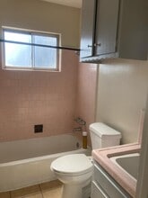 932 E 43rd Pl, Unit 4 in Los Angeles, CA - Foto de edificio - Building Photo