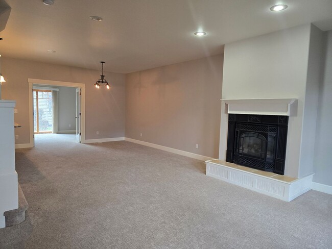 687 W Jefferson Ave in Sisters, OR - Building Photo - Building Photo