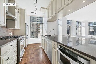 250 E 54th St in New York, NY - Foto de edificio - Building Photo