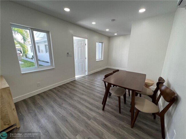 703 NE 7th St-Unit -106 in Hallandale Beach, FL - Building Photo - Building Photo