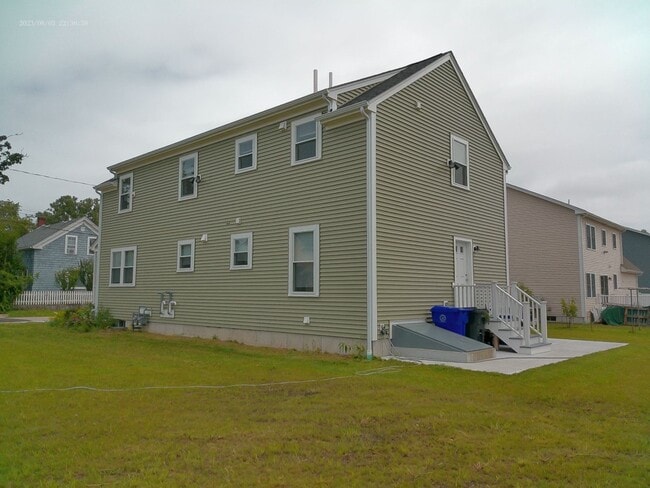 35 Hoppin Ave in Riverside, RI - Building Photo - Building Photo