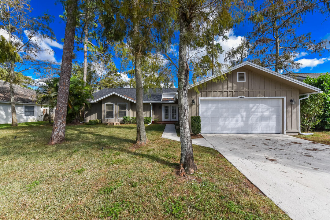 916 Daffodil Dr in Wellington, FL - Building Photo