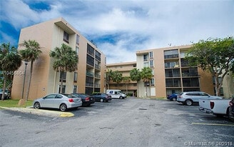 9120 Fontainebleau Blvd in Miami, FL - Building Photo