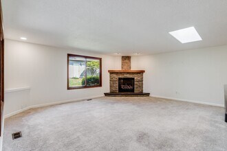 11821 SE Sunnycreek Ln in Clackamas, OR - Building Photo - Building Photo