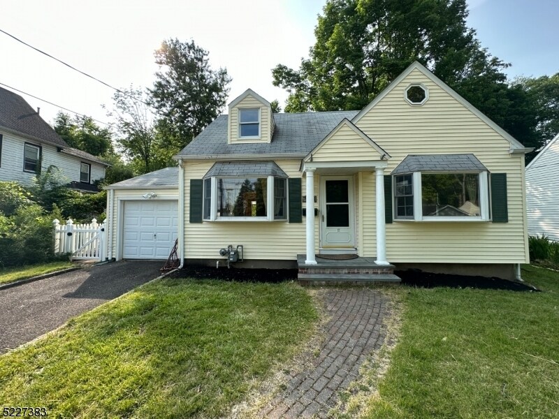 61 Center St in Chatham Township, NJ - Building Photo