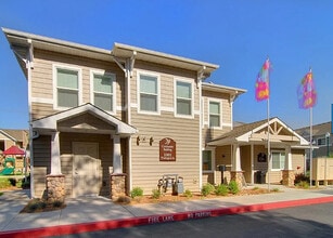 Washington Court in Gridley, CA - Foto de edificio - Building Photo