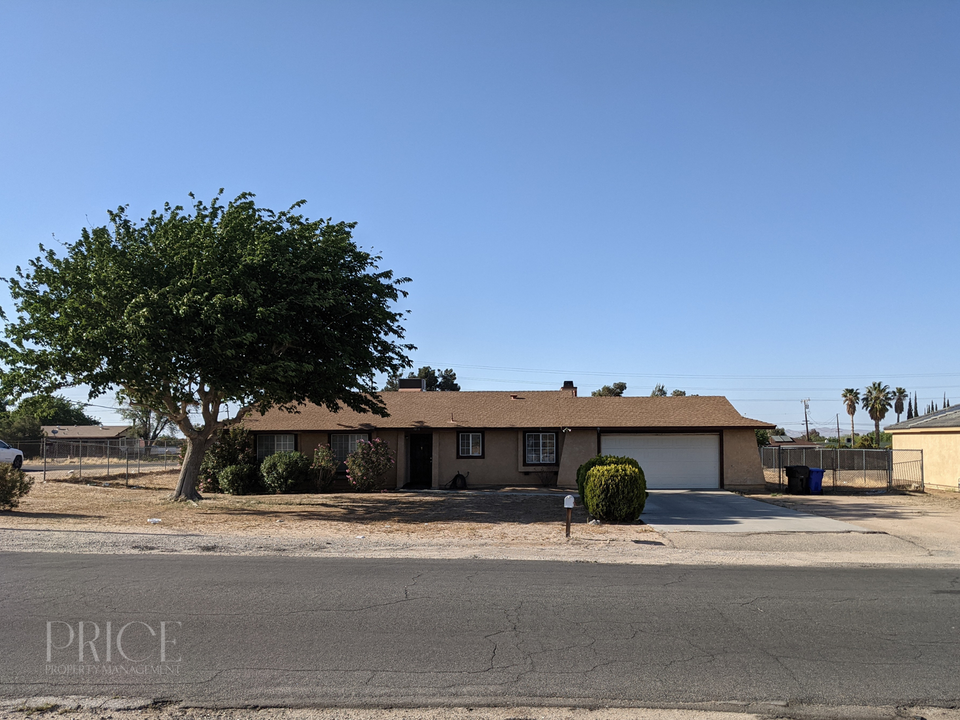 15716 Tokay St in Victorville, CA - Building Photo