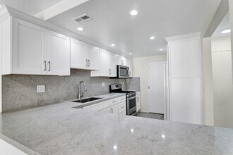 19102 Sloop Cir in Huntington Beach, CA - Building Photo - Building Photo