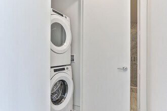 1 Yorkville Ave in Toronto, ON - Building Photo - Building Photo