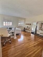 1027 Commonwealth Ave in Boston, MA - Foto de edificio - Building Photo