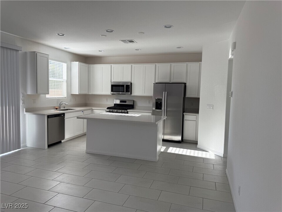 10233 S Ullom Dr in Las Vegas, NV - Building Photo
