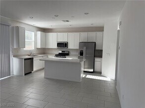10233 S Ullom Dr in Las Vegas, NV - Building Photo - Building Photo
