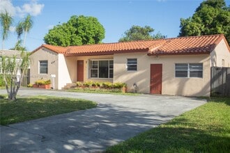624 Westward Dr in Miami Springs, FL - Building Photo - Building Photo