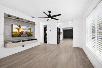 5721 SW 38th Ct in Davie, FL - Building Photo - Building Photo