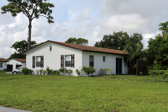 4641-4711 Gulfstream Rd in Lake Worth, FL - Building Photo - Building Photo