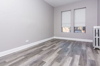 7446 S Kingston Ave in Chicago, IL - Foto de edificio - Building Photo