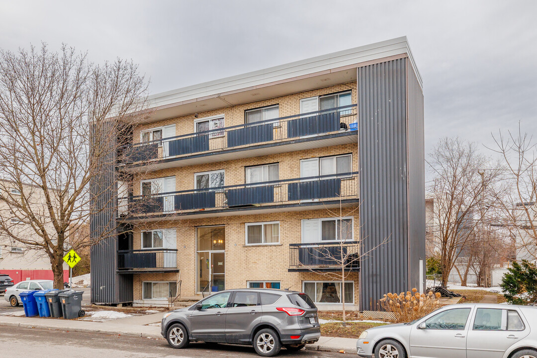 490 De Chartres Rue in Laval, QC - Building Photo