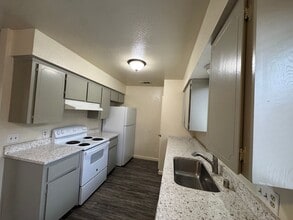 180 W 9th St in Clovis, CA - Building Photo - Building Photo