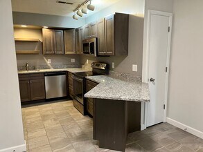 302 E Grove St, Unit B in Bloomington, IL - Building Photo - Building Photo