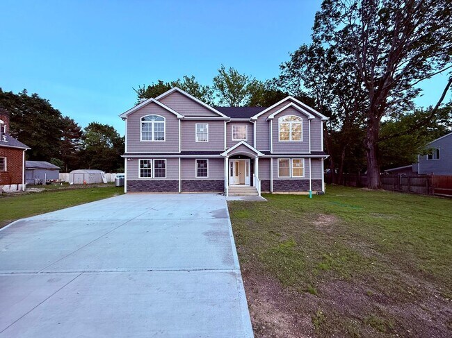 38 Nostrand Ave in Brentwood, NY - Building Photo - Building Photo