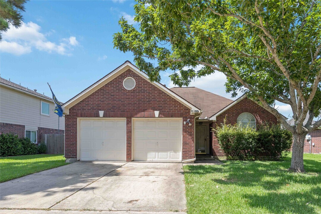 4517 Fox Run St in Pearland, TX - Building Photo
