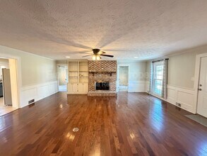 2396 Hidden Ln in Snellville, GA - Foto de edificio - Building Photo