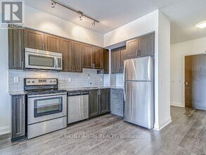 7890 Bathurst St in Vaughan, ON - Building Photo - Building Photo