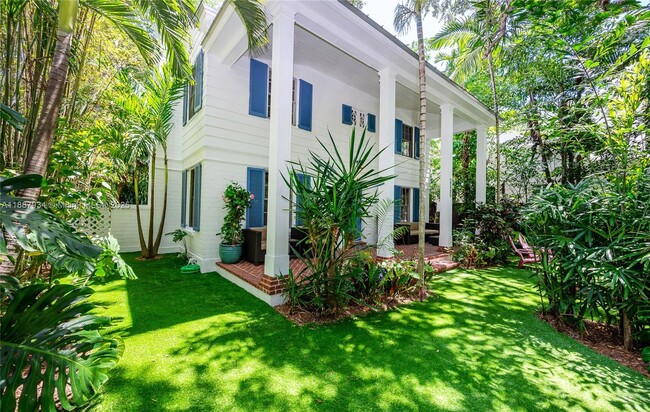 3569 Avocado Ave in Miami, FL - Foto de edificio - Building Photo