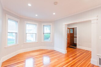 11 Atkins St, Unit 1 in Boston, MA - Foto de edificio - Building Photo