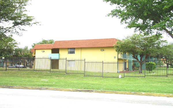 University Trail Condominium in Miami, FL - Building Photo